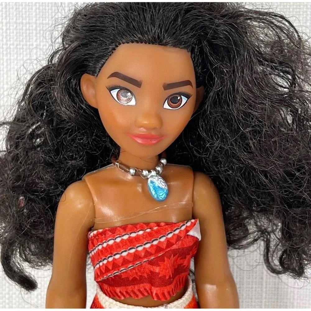 Disney Moana of Motunui 11 Inch Fashion Doll with Signature Outfit and Necklace